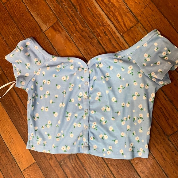 Light blue cropped floral daisy top - Picture 2 of 6